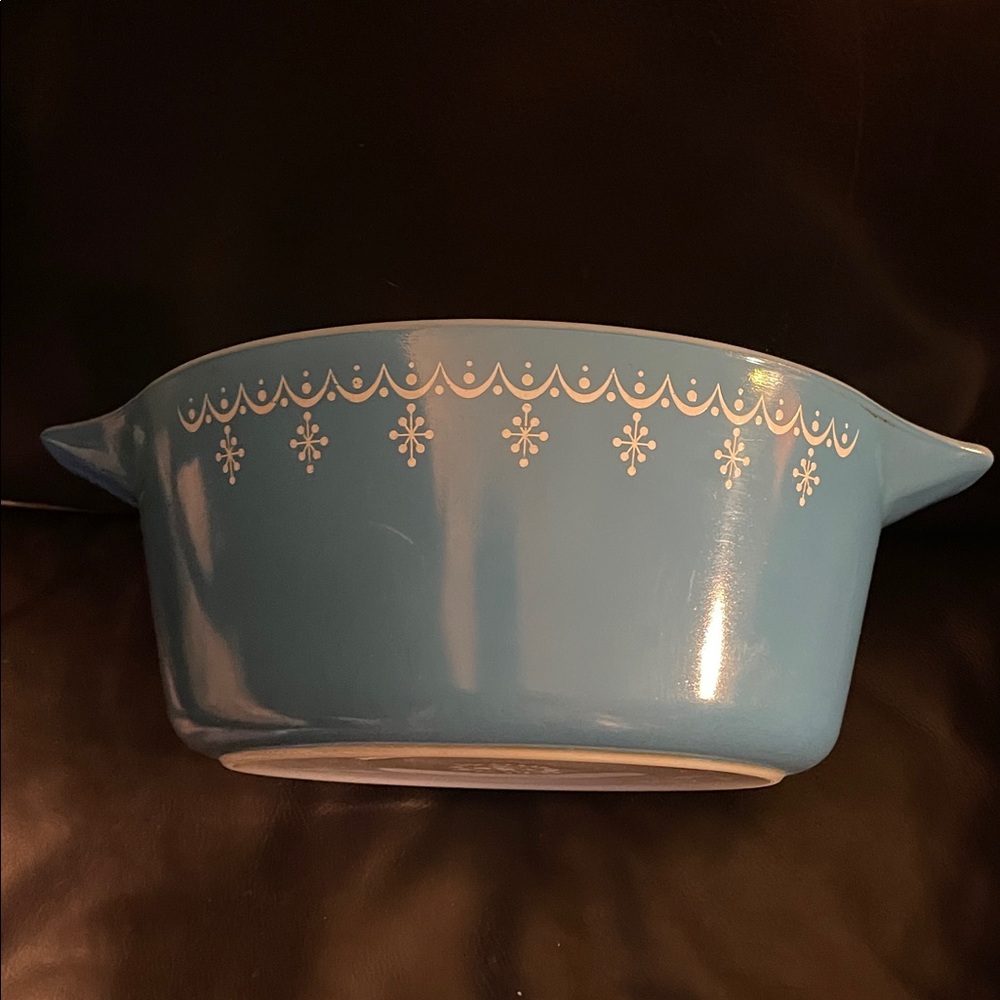 Vintage 1970s Pyrex Snowflake Blue Garland mixing bowl